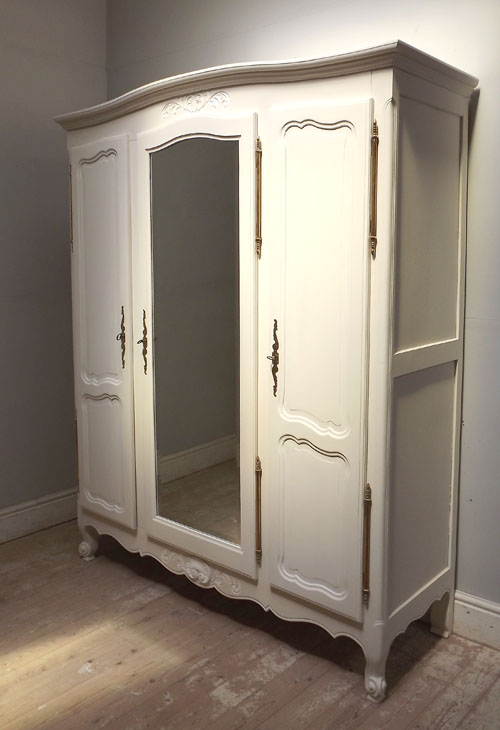 Primm grand store 3 door armoire